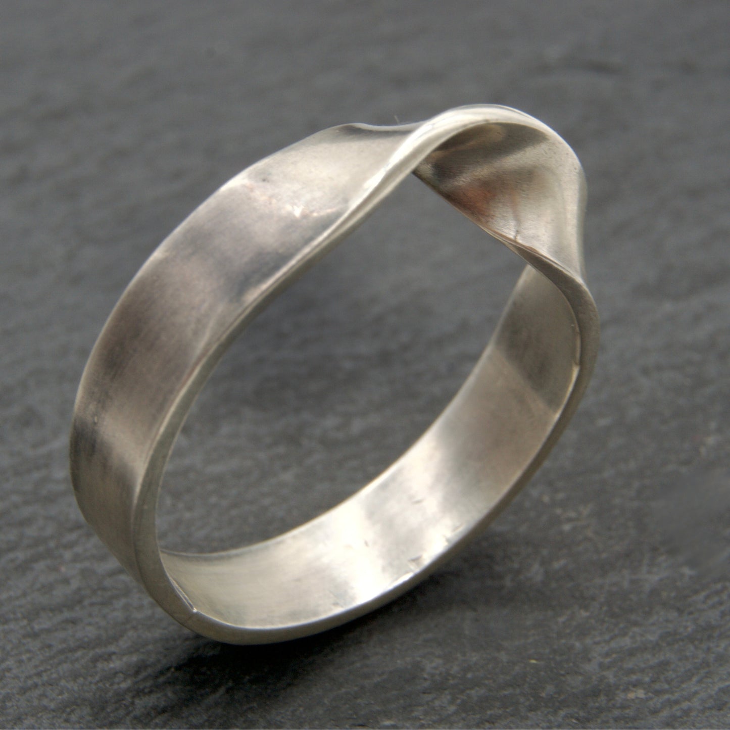 Möbius Ring