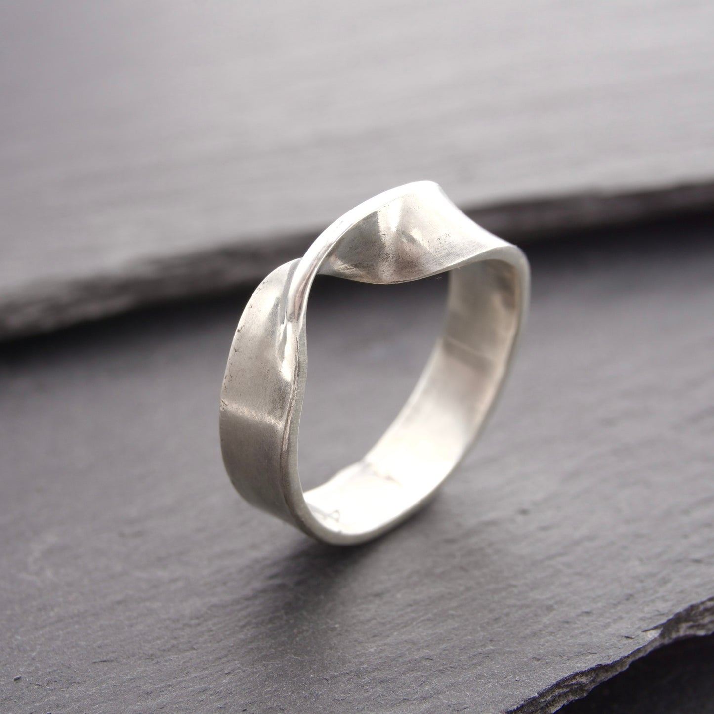 Möbius Ring