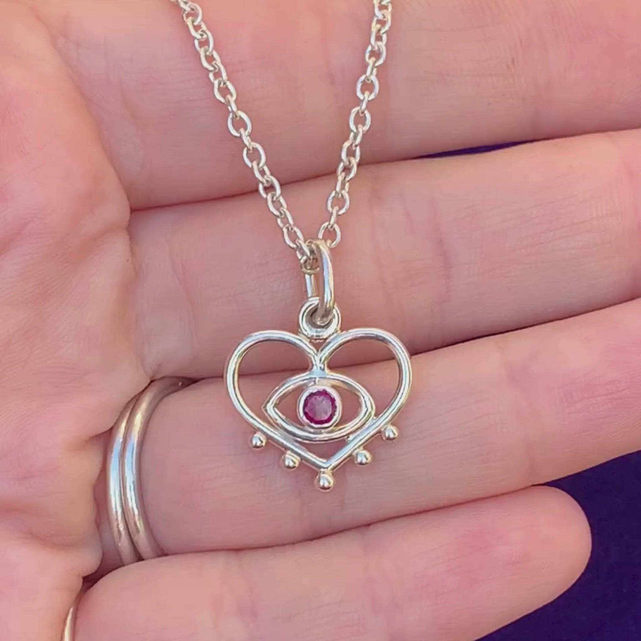 送税込【AMY O】Gemstone Ridge Heart Charm Post Length 国内発 Gemstone Ridge Heart Charm, Blue Sapphire Heart Charm – AMYO